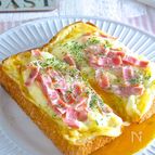 「卵がトロ〜リ濃厚♡ベーコンエッグトースト」
