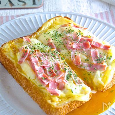 「卵がトロ〜リ濃厚♡ベーコンエッグトースト」