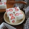萌え断♡CUBE形いちごサンド