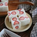 萌え断♡CUBE形いちごサンド