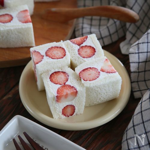 萌え断♡CUBE形いちごサンド