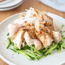【鶏むね肉がしっとり】ぷるぷる水晶鶏の濃厚ごまだれ