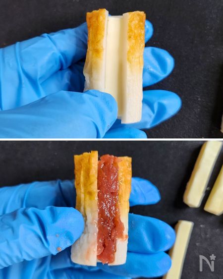 ちくわにチーズと梅肉を挟む