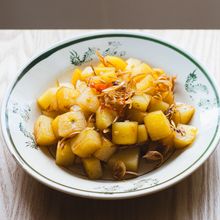 甘辛い副菜に。ジャガイモのレモングラス煮