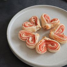 〖 バレンタインに 〗餃子の皮でハートのおつまみパイ