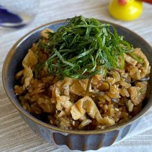 ポン酢で炊くだけでめちゃウマ「塩昆布と油揚げの炊き込みご飯」
