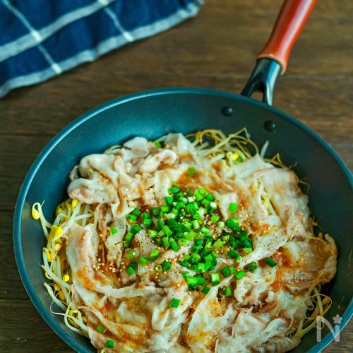 フライパンで豆もやしと豚バラのオイぽん蒸し