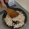 3分で完成。【鶏むねのネギ塩油うどん】の工程2