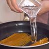 簡単で美味しい！バター醤油香る【鮭ときのこの和風パスタ】の工程3