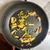 手頃な食材で♪【エリンギと卵の炒めもの】の工程4