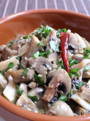 秋に食べたい♪キノコのアヒージョ