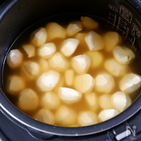 米に調味料と下処理した栗を加え、浸水する