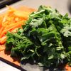 【お弁当にも】春菊と豚肉の彩りピリ辛味噌炒めの工程1