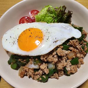 ナムディの作ってみた!投稿(ごはん泥棒な優勝丼！ピーマンと玉ねぎの目玉焼き丼)