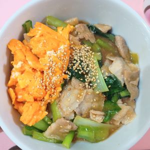 milkの作ってみた!投稿(忙しい日はこれ！ワンパンで簡単【小松菜と豚肉の中華丼】)