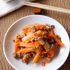 ピリ辛でご飯が進む！人参とこんにゃくと挽肉のきんぴら炒め