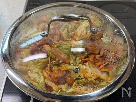 鶏肉を加えて混ぜ、ふたをして煮込む