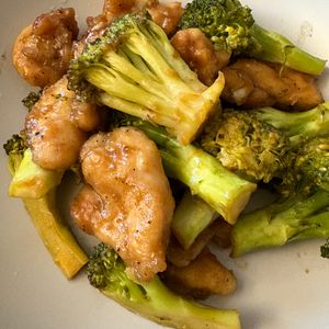 Rikoの作ってみた!投稿(行列の定食屋さんの✨鶏とブロッコリーのガリバタレモン炒め🤩)