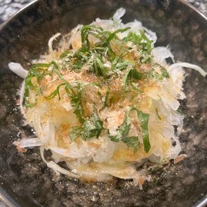 みーたんの作ってみた!投稿(抱えて食べたい…！新玉ねぎスライスサラダ)