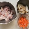 【冷凍作り置き】鶏とごぼうの味噌バジル炒めの下準備