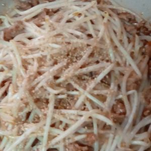 鶏皮坊主の作ってみた!投稿(【ピリ辛肉味噌もやし】炒めるだけ！)