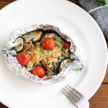 包んで焼くだけのごちそう♪さば缶とバジルの夏野菜ホイル焼き
