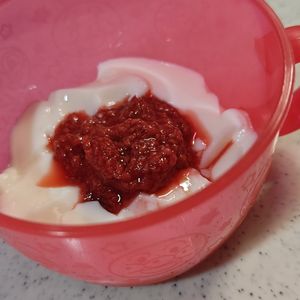 ぽんちゃんの作ってみた!投稿(材料4つ！レンジで！ミルクプリンのいちごソース。とろける♡)