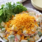 春らしく華やかに！アボカドとはんぺんのミモザサラダ