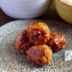 【鶏だんごの照り焼き】甘辛味付けが魅力