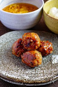 【鶏だんごの照り焼き】甘辛味付けが魅力