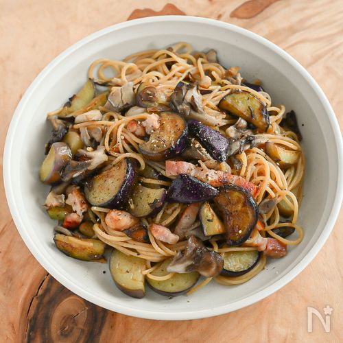 シンプルだけど旨味たっぷり！なすとまいたけのオイルパスタ