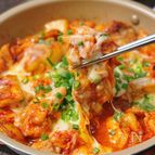 フライパンごとどーん！ガツンと旨い！【鶏キムチーズ焼き】