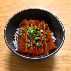 Nao★彡の作ってみた!投稿(おさかなでつくったソーセージの蒲焼き丼)
