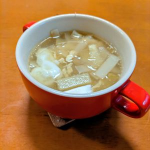 ゆきまる🐬🫧の作ってみた!投稿(野菜の皮を活用！『野菜の皮と卵のコンソメスープ』)