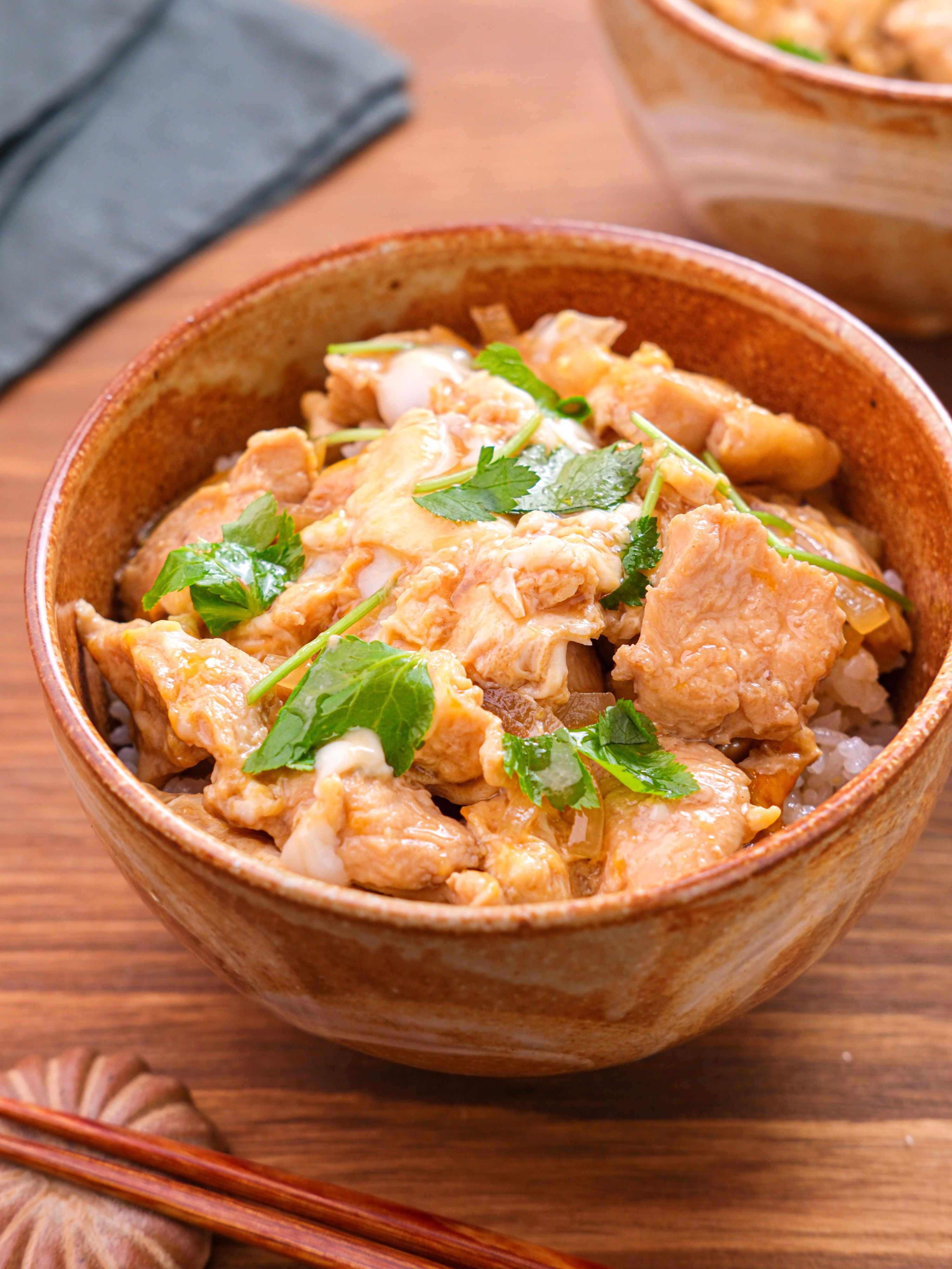 鶏むね肉の親子丼】ワンパンで2人分同時調理♪コスパも抜群