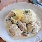 鶏とズッキーニのレモンクリーム煮込み　バターライス添え