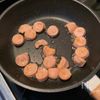 ちぎって焼くだけ♡ガッツリ旨い「魚肉ソーセージエッグ丼」の工程1
