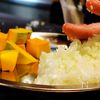かぼちゃの「W使い」で『コクうまキーマカレー』の工程2