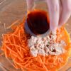 【副菜なのに主役級！？】はしが止まらない！にんじんしりしりの工程2