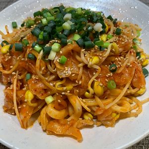 楽ラク手抜キッチン🐶🐾の作ってみた!投稿(【もやしとキムチのマヨ醤油焼うどん】包丁不要！節約にも！)