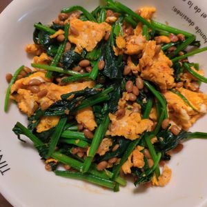 たりおの作ってみた!投稿(マヨ炒めで美味さUP！ほうれん草と納豆の卵炒め)