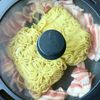 ワンパン10分！もっちもち香ばし♪【ピリ辛豚バラ焼きそば】の工程4