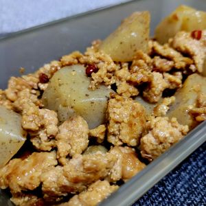 ヴェルの作ってみた!投稿(【こんにゃくの豚そぼろぴり辛味噌炒め】旨辛味噌でご飯が進む！)