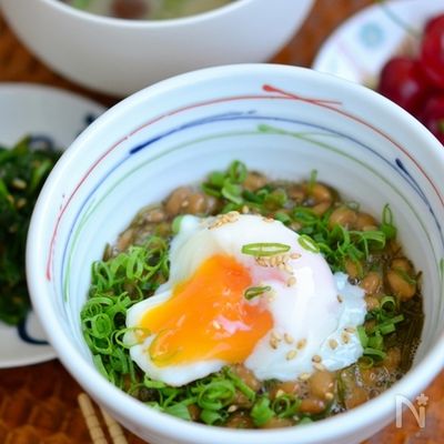納豆とがごめ昆布とろろの温玉丼