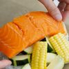 鮭と夏野菜のだしバター包み焼きの工程2