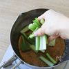 定番の副菜をだし汁で作る『小松菜と油揚げの煮浸し』の工程2