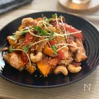 食感がクセになる！鶏肉とかぼちゃのヤンニョム風ナッツ炒め