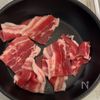 【豚バラ目玉焼き丼】材料2つで最強のご飯泥棒の工程1