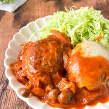 フライパンひとつ!【野菜ジュースで煮込みハンバーグ】