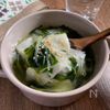 余った餃子の皮で簡単！「ネギとわかめのワンタン風スープ」